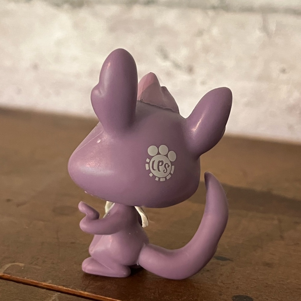Littlest Pet Shop LPS Hasbro Authentic Figure -- #3653 Bree Nibbleson Chinchilla - Picture 3 of 5